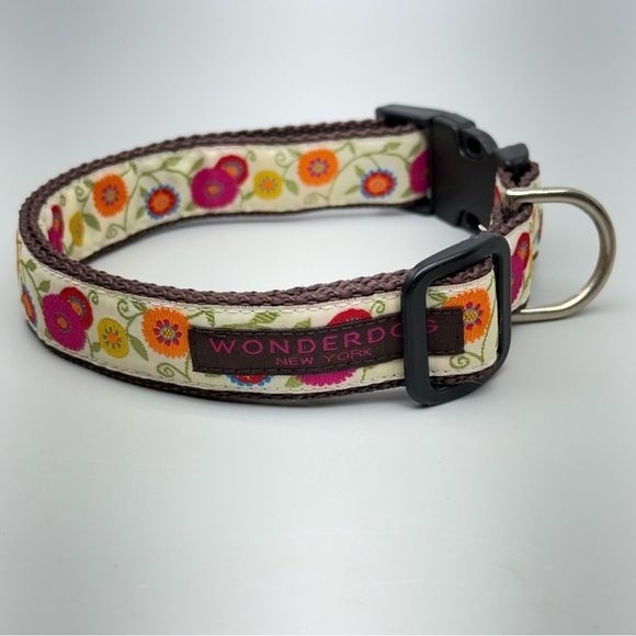 Wonder Dog New York Floral
Dog Collar and Leash Set - Picture 4 of 6
